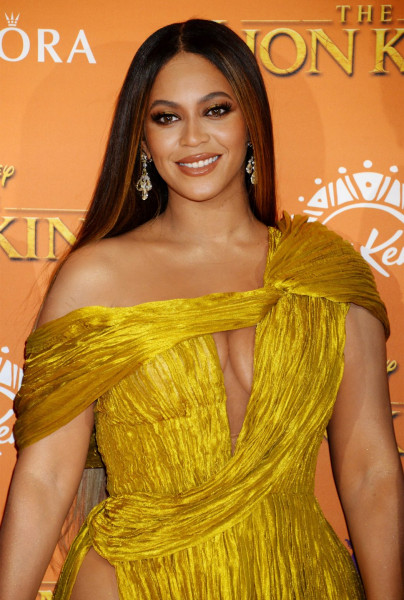 Μπιγιονσέ – Οι νέες φωτογραφίες της με μαύρο φόρεμα που «έριξαν» το instagram