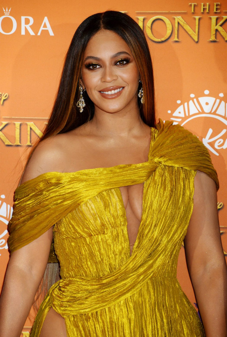 Μπιγιονσέ – Οι νέες φωτογραφίες της με μαύρο φόρεμα που «έριξαν» το instagram