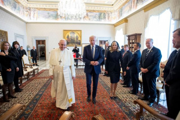 Μπάιντεν σε Πάπα Φραγκίσκο – «Είστε ο μεγαλύτερος υπέρμαχος της ειρήνης που έχω γνωρίσει ποτέ»