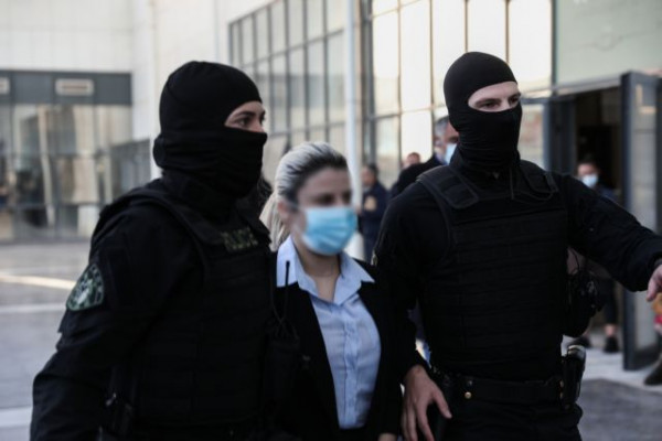 Επίθεση με βιτριόλι – Δεν ζητά το ελαφρυντικό της ειλικρινούς μεταμέλειας η Έφη – Ένταση στο δικαστήριο