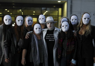 Επίθεση με βιτριόλι – Η ετυμηγορία και η δικαίωση της Ιωάννας – Συγκλόνισαν οι φίλες της με τις μάσκες