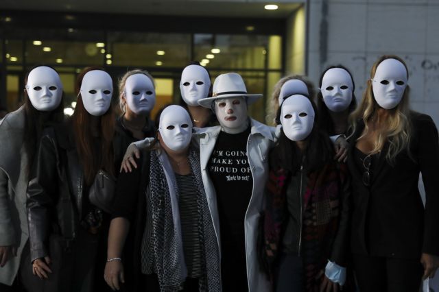 Επίθεση με βιτριόλι – Η ετυμηγορία και η δικαίωση της Ιωάννας – Συγκλόνισαν οι φίλες της με τις μάσκες