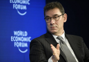 Ο Μπουρλά στην Ελλάδα – Τι είπε για το φάρμακο έναντι του κοροναϊού, την τρίτη δόση και τις μεταλλάξεις