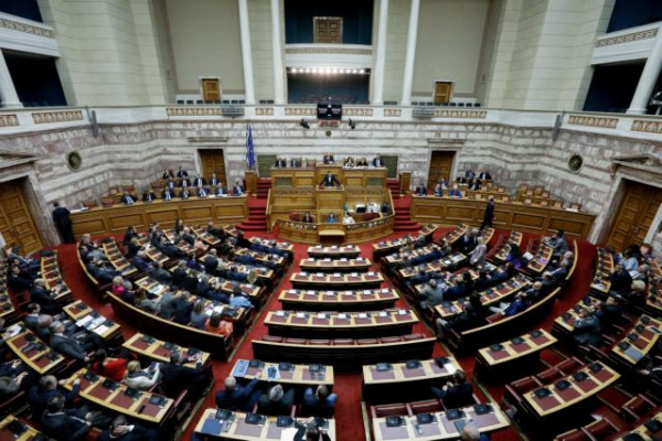 Live η συζήτηση των πολιτικών αρχηγών στη Βουλή για την αμυντική συμφωνία Ελλάδας – Γαλλίας