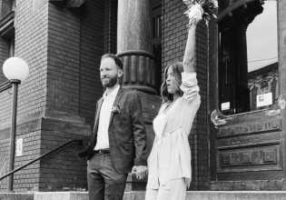 Αυτή η νύφη παντρεύτηκε με κοστούμι και ήταν υπέροχη