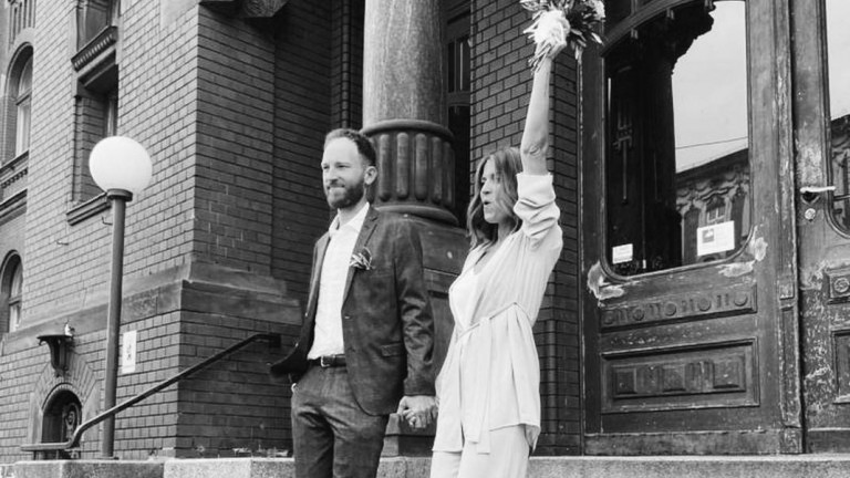 Αυτή η νύφη παντρεύτηκε με κοστούμι και ήταν υπέροχη