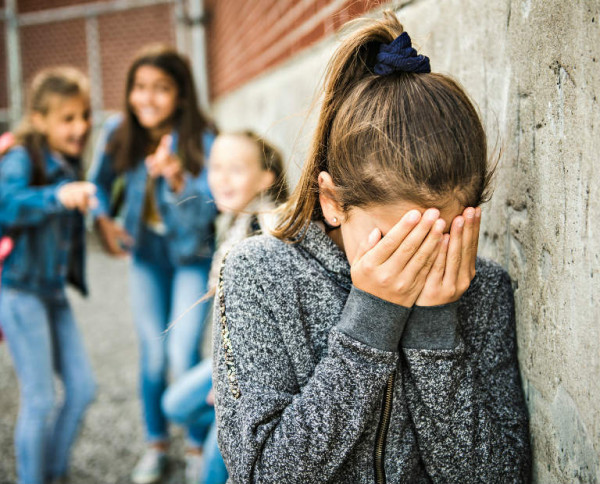 Απίστευτο περιστατικό bullying στο ΕΠΑΛ Κερατσινίου – Απείλησαν και κούρεψαν 15χρονη μαθήτρια