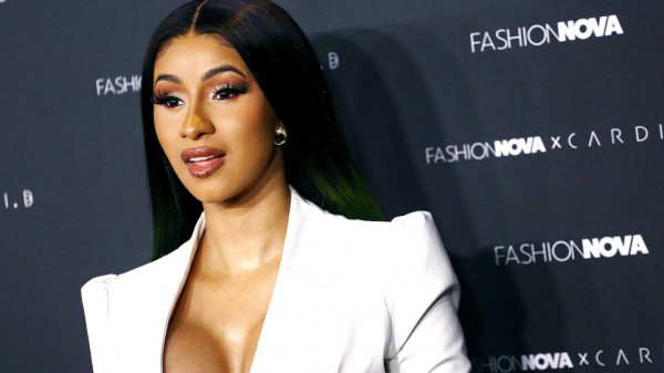 H Cardi B παντρεύει δύο γυναίκες σε τελετή έκπληξη