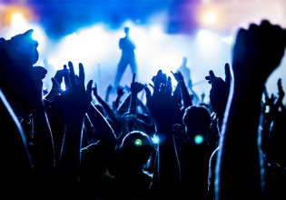 Κοροναϊός – Αφήνουν πίσω τους την πανδημία οι εμβολιασμένοι – «Νέα ζώη» με το μαγικό πιστοποιητικό