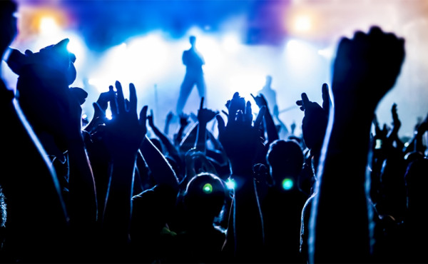 Κοροναϊός – Αφήνουν πίσω τους την πανδημία οι εμβολιασμένοι – «Νέα ζώη» με το μαγικό πιστοποιητικό