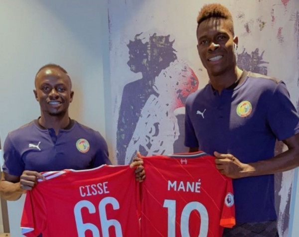 Ο Σισέ έδωσε στον Μανέ τη φανέλα του Ολυμπιακού