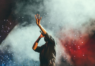 Θυμάστε ποιοι γνωστοί τραγουδιστές βγήκαν από talent shows;