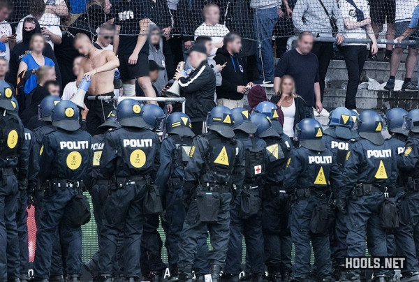Αστυνομικός έβγαλε όπλο σε οπαδούς στο ντέρμπι Μπρόντμπι-Κοπεγχάγη