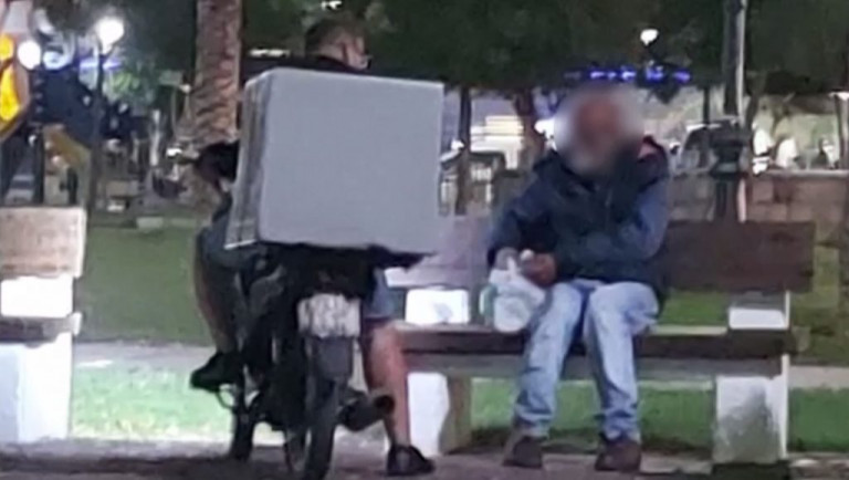 Πάτρα – Ο διανομέας με τη «χρυσή καρδιά»