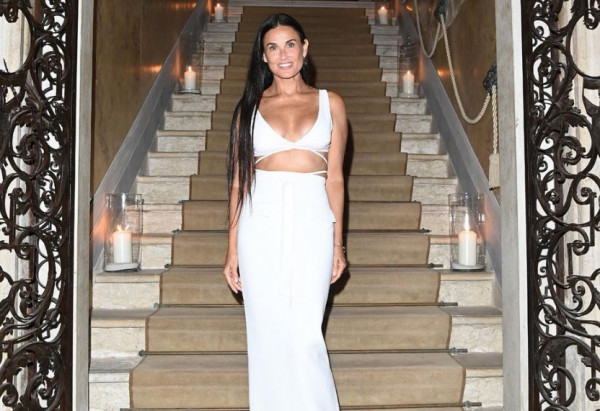 Ντέμι Μουρ – Φωτογραφίζεται δίπλα σε ένα τεράστιο πέος και τα σχόλια παίρνουν «φωτιά»