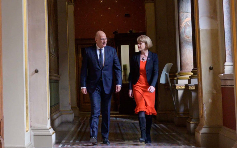 Δένδιας από Βρετανία – Η Τουρκία μας απειλεί με πόλεμο – Εχουμε επιλέξει διαφορετικό δρόμο