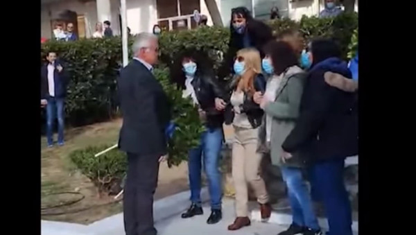 Πέραμα – Μπλόκο γυναικών σε Χρυσαυγίτη δημοτικό σύμβουλο που προσπάθησε να καταθέσει στεφάνι