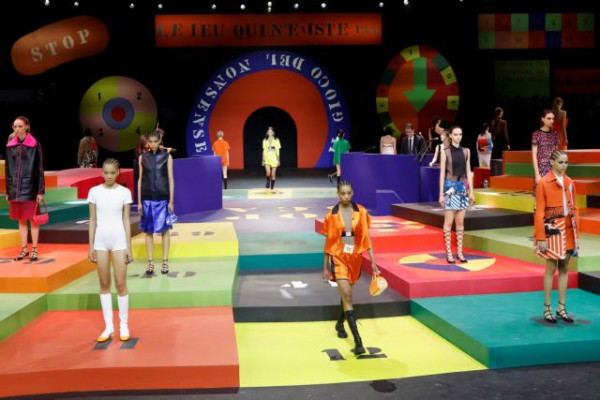 Η έμπνευση πίσω από το παιχνιδιάρικο σετ της φετινής πασαρέλας του οίκου Dior