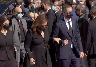 Στη Μητρόπολη η Ντόρα Μπακογιάννη για το τελευταίο αντίο στη Φώφη Γεννηματά