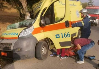 Κρήτη – Ασθενοφόρο έγινε σμπαράλια μετά από τροχαίο – Επιχείρηση απεγκλωβισμού του πληρώματος