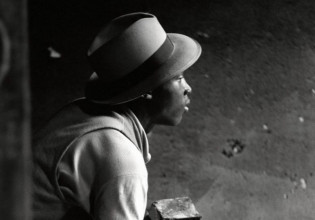 Η κριτική ματιά του Γκόρντον Παρκς σε μεγάλη έκθεση στη Νέα Υόρκη