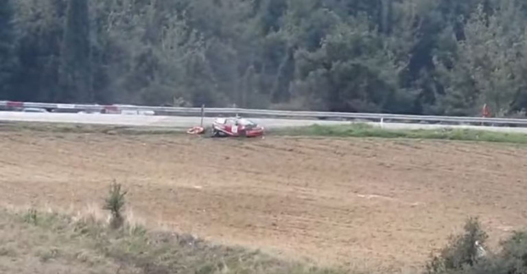 Ελασσόνα – Τρομακτικό ατύχημα – Αγωνιστικό αυτοκίνητο αναποδογύρισε με μεγάλη ταχύτητα