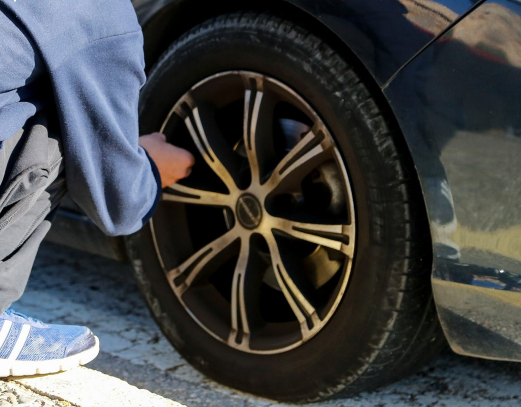 Βόλος – Ένας 60χρονος έσκισε με μαχαίρι τα λάστιχα 36 αυτοκινήτων