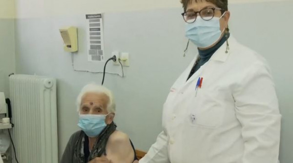Κοζάνη – Γιαγιά 102 ετών έκανε την 2η δόση του εμβολίου