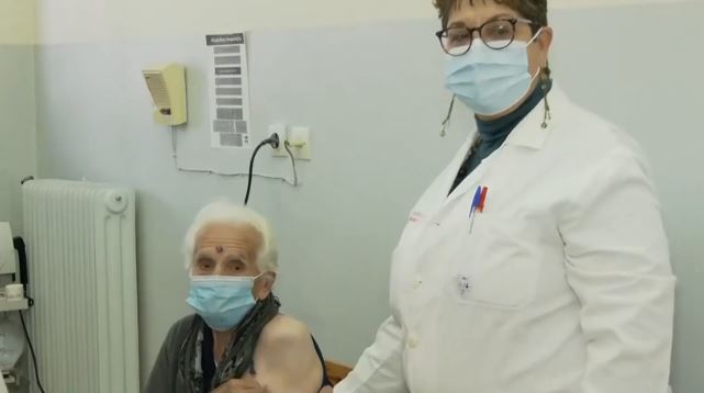 Κοζάνη – Γιαγιά 102 ετών έκανε την 2η δόση του εμβολίου