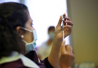 Εμβόλια – Πώς αναπτύχθηκαν αυτά της τεχνολογίας mRNA – Ο ρόλος του πρωτοπόρου Έλληνα καθηγητή Γεώργιου Δημητριάδη