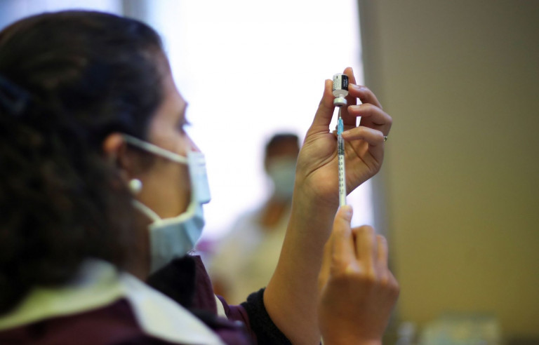 Εμβόλια – Πώς αναπτύχθηκαν αυτά της τεχνολογίας mRNA – Ο ρόλος του πρωτοπόρου Έλληνα καθηγητή Γεώργιου Δημητριάδη