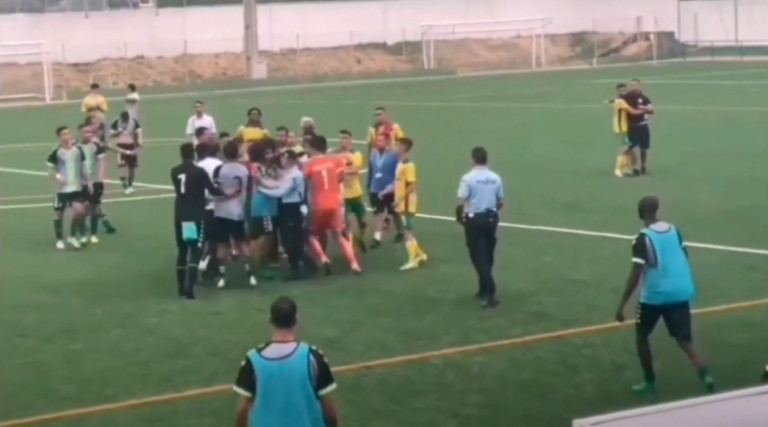 Πυροβολισμοί, μπουνιές και άγριο ξύλο μεταξύ παικτών – οπαδών στον αγωνιστικό χώρο