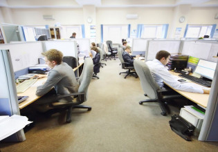 Λιγότεροι και γηραιότεροι οι εργαζόμενοι στην Ελλάδα