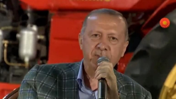 Ο Ερντογάν το έριξε στo… τραγούδι