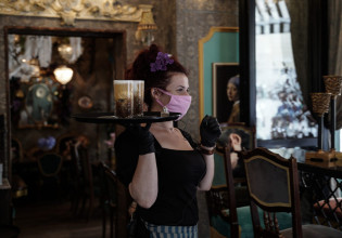 Βασιλακόπουλος – Διαφωνεί με άλλους ειδικούς – «Με χαμηλό υγειονομικό κίνδυνο το άνοιγμα της εστίασης»