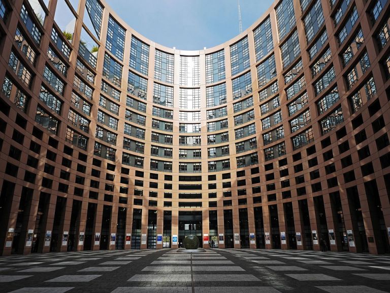 Πολωνία - Το Ευρωκοινοβούλιο μηνύει την Κομισιόν για την αποτυχία της να επιβάλει κυρώσεις στη Βαρσοβία