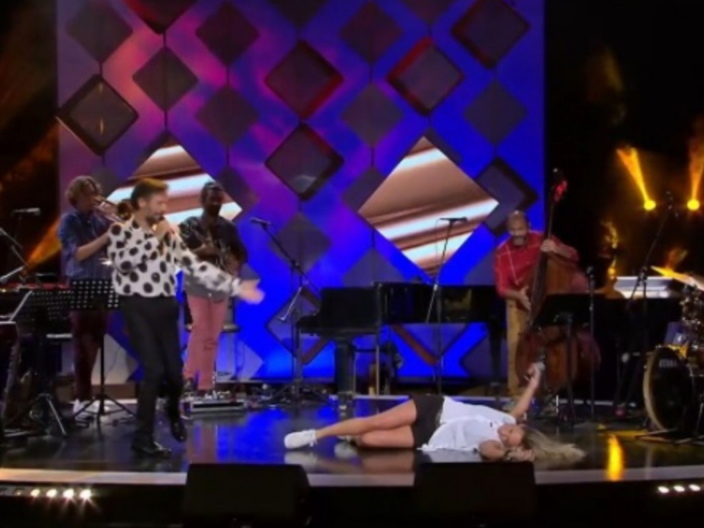 Η Εβελίνα Παπούλια σωριάστηκε στο πάτωμα όταν ο Κωστής Μαραβέγιας της…