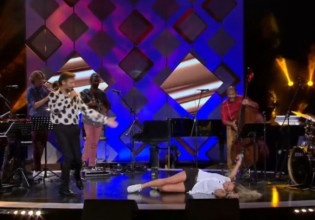 Η Εβελίνα Παπούλια σωριάστηκε στο πάτωμα όταν ο Κωστής Μαραβέγιας της…