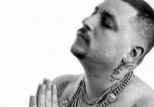 Mad Clip- Βουβός πόνος στο μνημόσυνο του – Έτοιμη να καταρρεύσει η μητέρα του