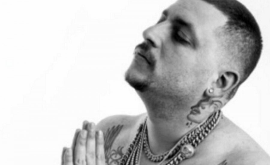 Mad Clip- Βουβός πόνος στο μνημόσυνο του – Έτοιμη να καταρρεύσει η μητέρα του