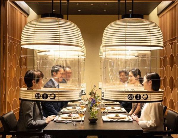 Ιαπωνική λύση στην μετάδοση του κοροναϊού – Δείπνο μέσα φανάρια για να μην εκτοξεύονται σωματίδια