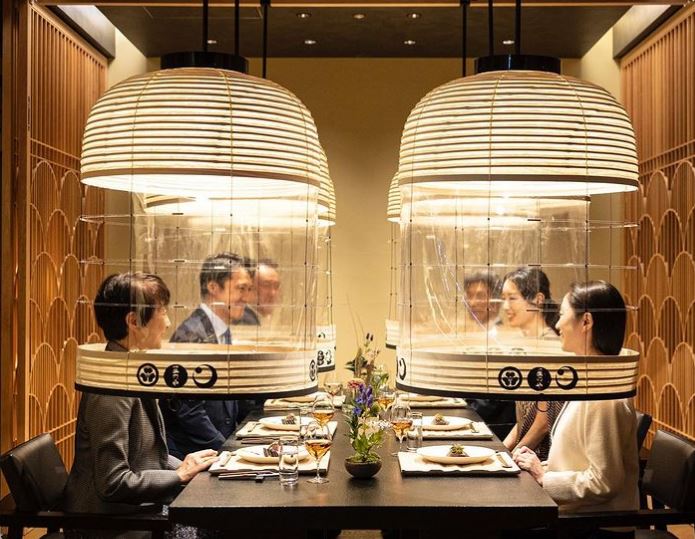 Ιαπωνική λύση στην μετάδοση του κοροναϊού - Δείπνο μέσα φανάρια για να μην εκτοξεύονται σωματίδια