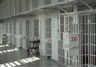 Ομοίωμα χειροβομβίδας και… ρούτερ στις φυλακές Χαλκίδας