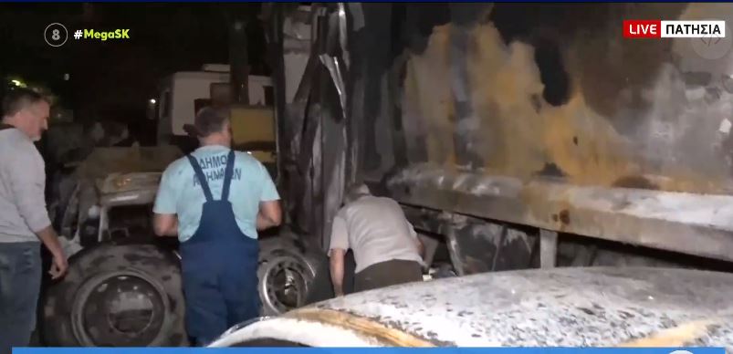 Πατήσια - Απορριμματοφόρο τυλίχθηκε στις φλόγες - Καταστράφηκαν 11 αυτοκίνητα