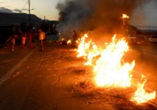 Καταδίωξη στο Πέραμα – Έκρυθμη η κατάσταση στον Ασπρόπυργο – Ρομά έκλεισαν την Αττική Οδό – Πετροπόλεμος με την Αστυνομία