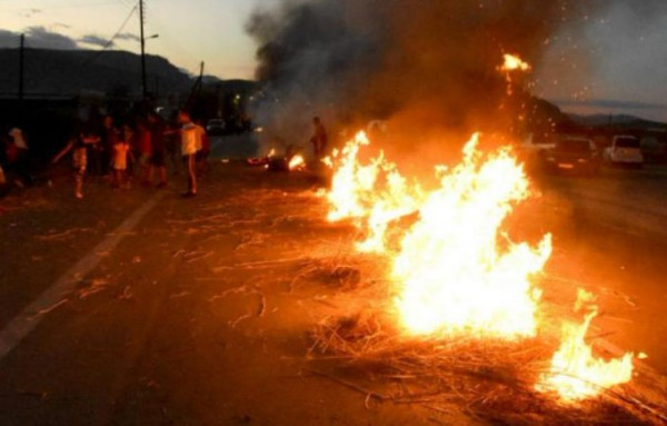 Καταδίωξη στο Πέραμα – Έκρυθμη η κατάσταση στον Ασπρόπυργο – Ρομά έκλεισαν την Αττική Οδό – Πετροπόλεμος με την Αστυνομία