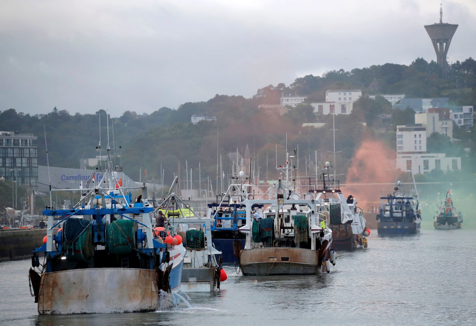 Βρετανία - Να βγάλει το Ναυτικό κατά των Γάλλων ψαράδων απειλεί ο υπουργός Άμυνας