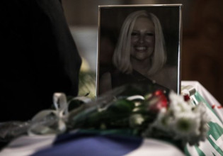 «Σ΄αγαπώ» – Το συγκινητικό γράμμα που άφησε 7χρονη πάνω στο φέρετρο της Φώφης Γεννηματά