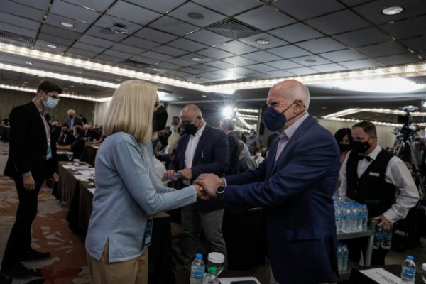 Επικοινωνία Παπανδρέου με Γεννηματά – Ευχές για δύναμη και καλή ανάρρωση