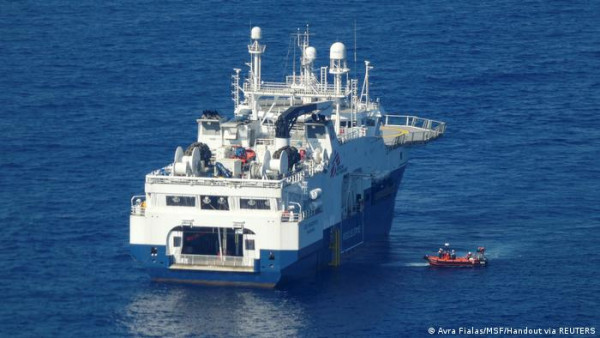 Γιατροί Χωρίς Σύνορα – Αποβίβασαν 367 μετανάστες στη Σικελία – Παρέμεναν μέρες στη θάλασσα